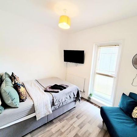 One Bedroom Apartment With A Terrace In Angel Лондон Екстериор снимка
