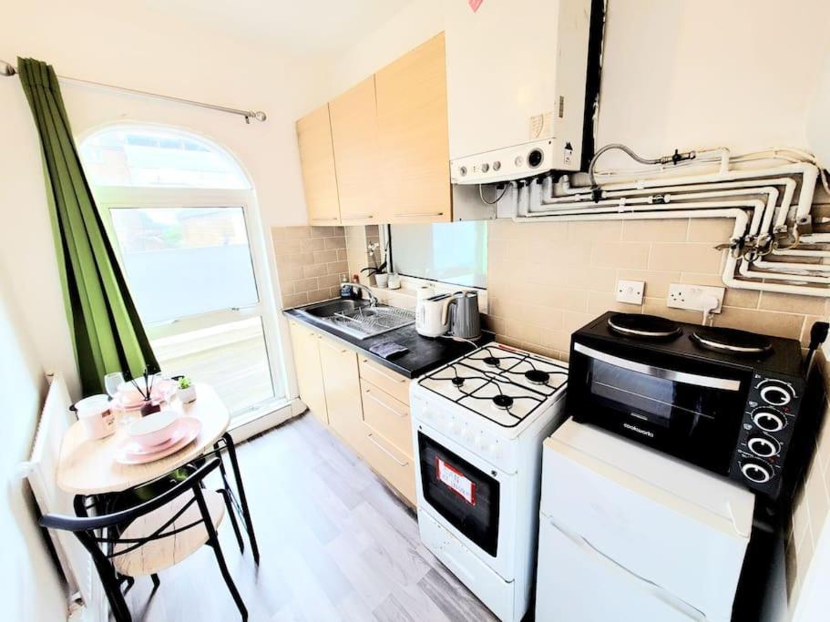 One Bedroom Apartment With A Terrace In Angel Лондон Екстериор снимка