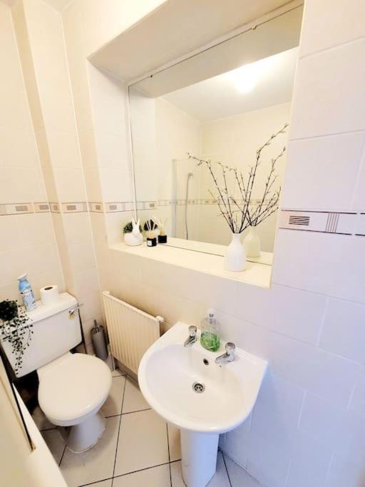 One Bedroom Apartment With A Terrace In Angel Лондон Екстериор снимка