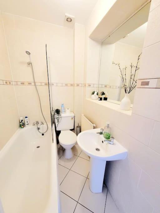 One Bedroom Apartment With A Terrace In Angel Лондон Екстериор снимка
